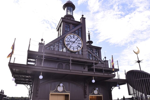 リニモ愛・地球博記念公園駅で降りると現れるエレベーター塔がジブリパークの入口となる。JR名古屋駅から地下鉄、リニモを乗り継いで約1時間