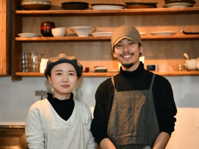 カフェ「コクリヤ」を経営する松野和志さん、美帆さん夫妻