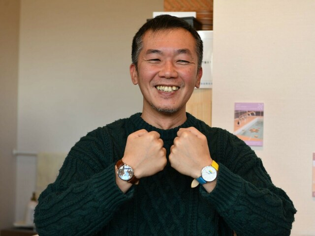 Fukushima Watch Companyの代表・平岡雅康さん。商品のディスプレイとして、いつも両腕に腕時計をしているそう