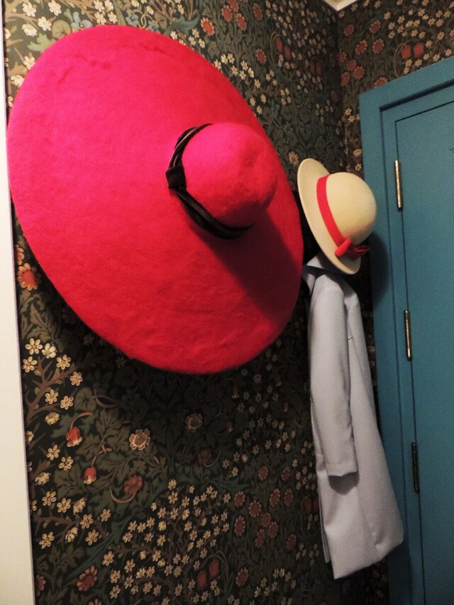 入口近くにかかっていた大きな赤い帽子と小さな麦わら帽子