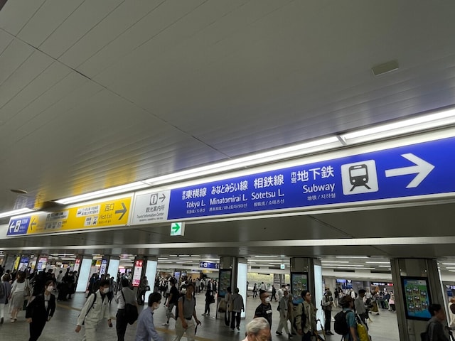 乗り入れ事業者が多く、地下が深い横浜駅での乗り換えはなかなか大変だ