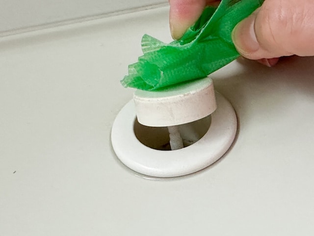 ワンプッシュ排水栓のふたは養生テープなどで簡単に外すことができる