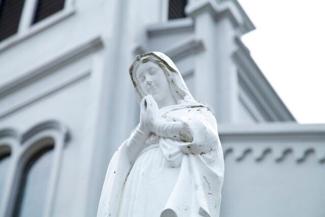 カーネーションは、聖母マリアが落とした涙から生じた花だといわれている