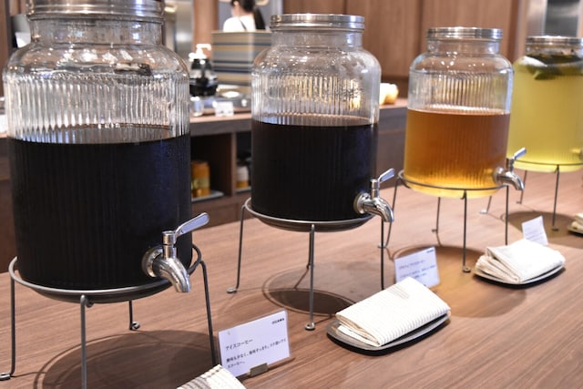 お替わり自由のフリードリンク制。3種類のコーヒー、紅茶、ハーブティー、自家製レモネードを用意