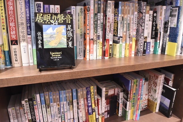 知らなかった本との出会いが最大の魅力。名古屋関連本コーナーもガイドブック、小説、コミック、歴史、産業と多彩で充実。写真の中に筆者の手がけた本もいくつかあるので探してみて!