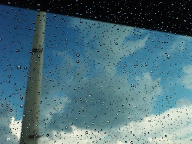 窓に付いた水滴にピントを合わせて撮影。幻想的な世界が撮れる。