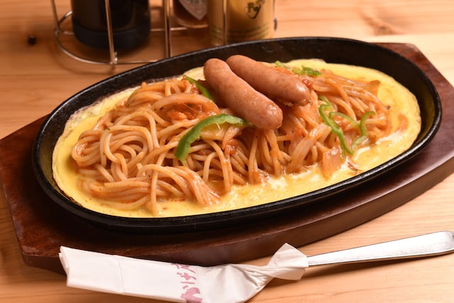 レトロスパゲティーは830円～（店舗により価格は異なる）。鉄板皿の上にスパゲティーを盛り、溶き卵を流し入れるのが名古屋流。ふわとろの卵を麺にからめるとまろやかになる