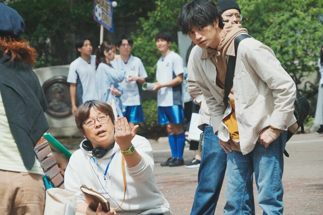 監督の演出を受ける中島さん（右）と三木監督（左） （C）2025『知らないカノジョ』製作委員会