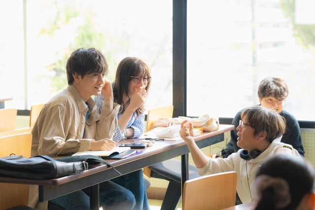 三木監督（右）の演出を受ける中島さんとmiletさん （C）2025『知らないカノジョ』製作委員会