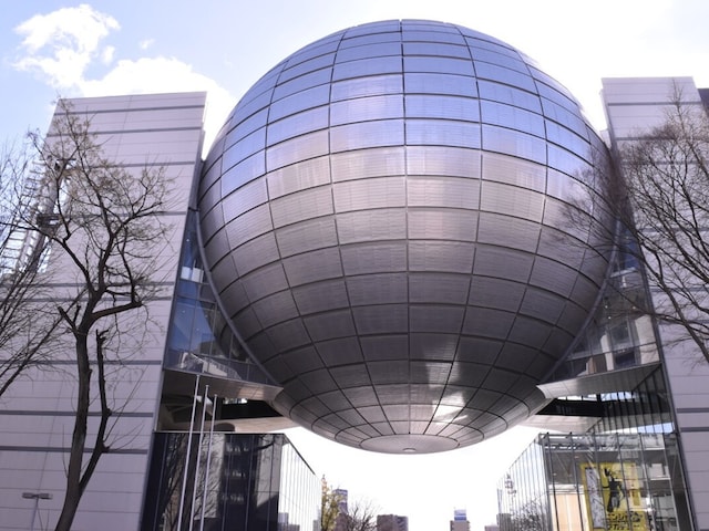 名古屋市科学館のシンボルは内径35ｍの巨大なプラネタリウム。ビルの間に宇宙船のような巨大な球体がぽっかり浮かんで現れる景観も圧巻