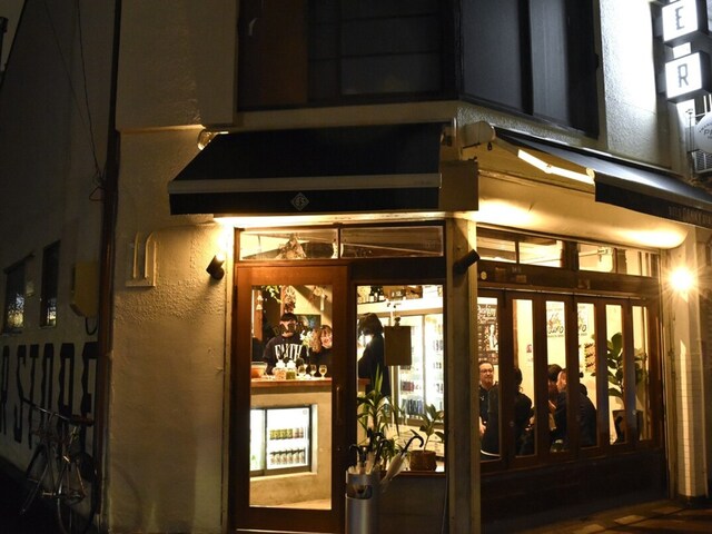 「Danky Beer Store」は2024年3月にオープンしたクラフトビールショップ。立ち飲みで楽しめるほか、缶、瓶の購入もできる