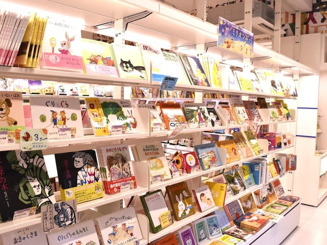 子ども連れで訪れるならここもおすすめ。絵本専門店「えほん生活」。2025年1月に広小路通り沿いにオープン。地下鉄伏見駅から1分。ワークショップなども開催し、本好きの子どもなら1日中楽しめそう
