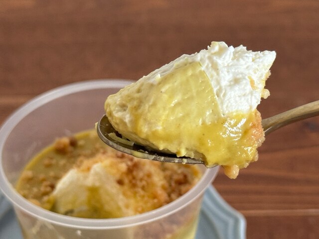 シュトロイゼルは、成城石井の看板スイーツ「成城石井自家製 プレミアムチーズケーキ」にも使われているもの