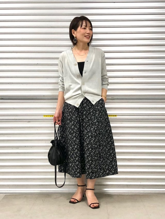 カーディガンを合わせてエレガントにまとめて 出典:StyleHint