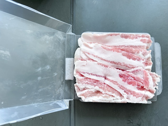 中に薄切り肉を入れる