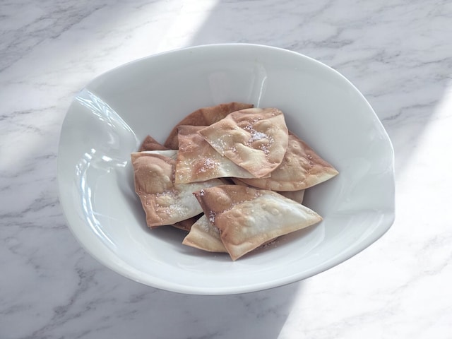 餃子の皮で簡単にできるトルティーヤチップス