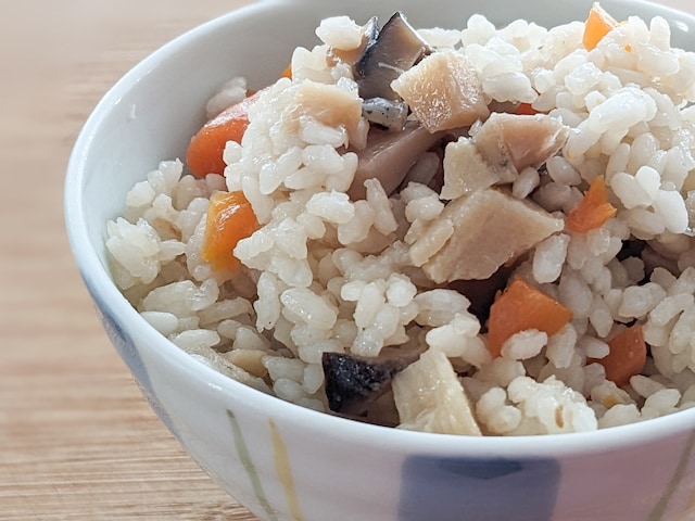 野菜などをたくさん入れた炊き込みご飯
