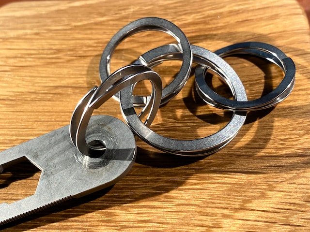 WAVECLIPS「SMART KEY RING(スマートキーリング)」1980円(税込)。この写真のように、少し大きな外径30mmのリング1個と、小ぶりの外径23.5mmのリング3個がセットになっている