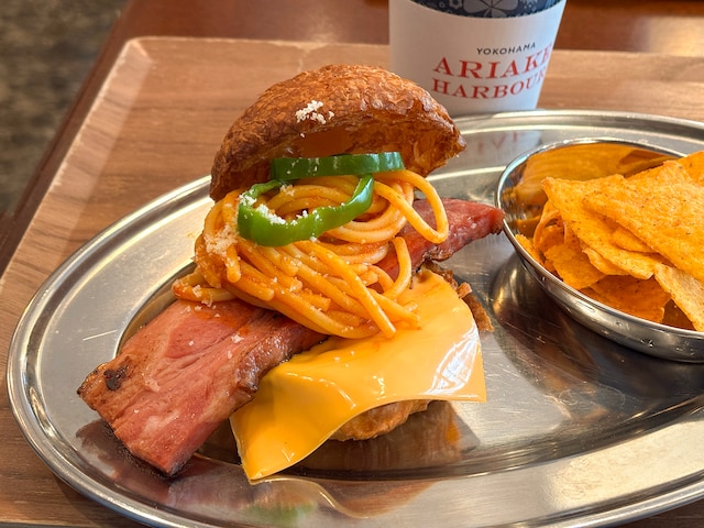 港町ナポリタンバーガー(税込1100円)※画像はランチタイムのドリンクセット(税込1210円)