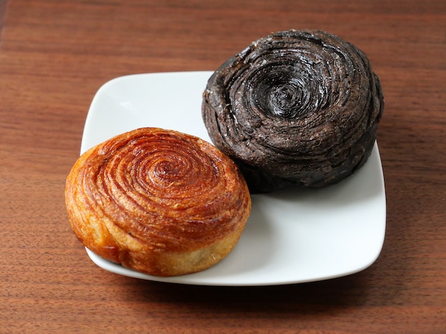 のびーるクロワッサンミルク(税込290円)、のびーるクロワッサンショコラ(税込320円)