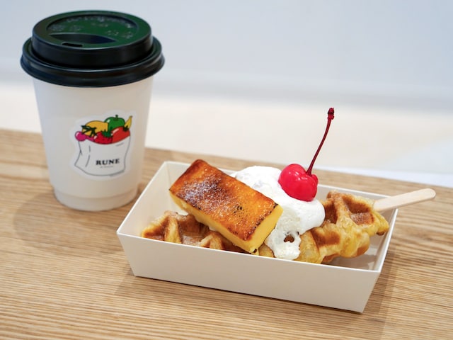 クロッフル ブリュレカスタード(税込580円)+ドリンクセット コーヒー(税込250円)