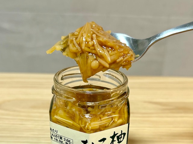 瓶の中には、えのき茸がたっぷり! 柚子こしょうの鼻に抜ける香りがたまりません
