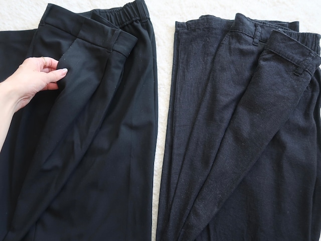 左が冬用、右が夏用の黒パンツ。同じアイテムでも生地で快適さがガラッと変わります