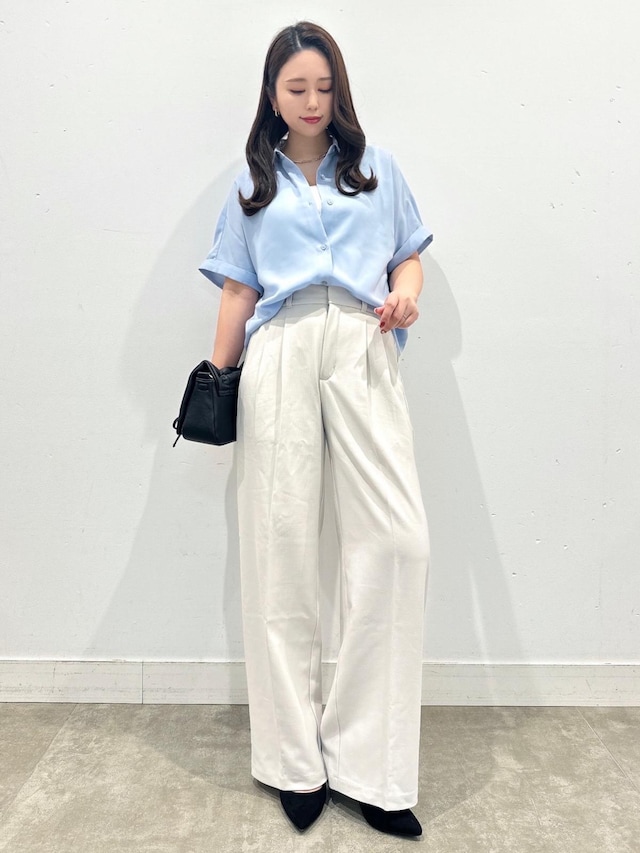 ゆったり着られるきれいめシャツはオフィスにもOK 出典:StyleHint