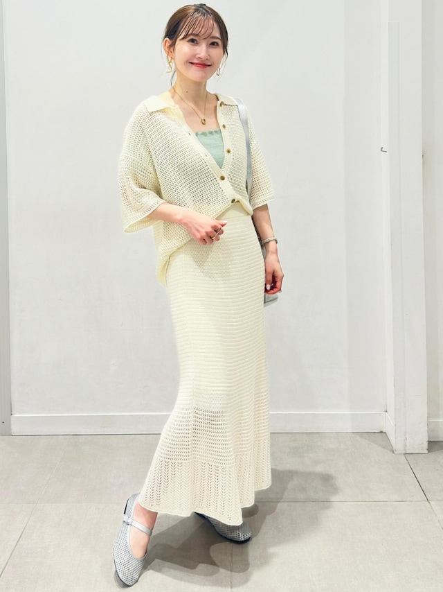トレンドのクラフト感がおしゃれな「透かし編み」をセットアップで 出典:StyleHint