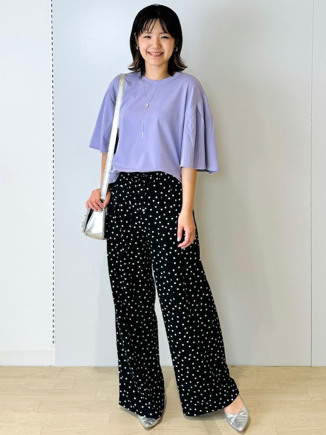 華やかなフリルの袖が二の腕をすっぽりカバーしてくれます 出典:StyleHint