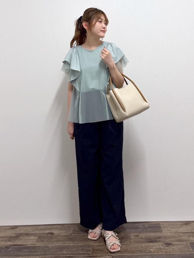 サラサラ素材のダークカラーパンツは頼りになるアイテム 出典:WEAR