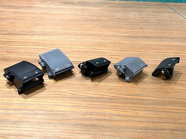 一番右が、「クラフトテープカッター」、一番左が完成した「OPPテープカッター」、その間が試作品たち。使い勝手を考えると、どうしてもある程度の大きさが必要になった