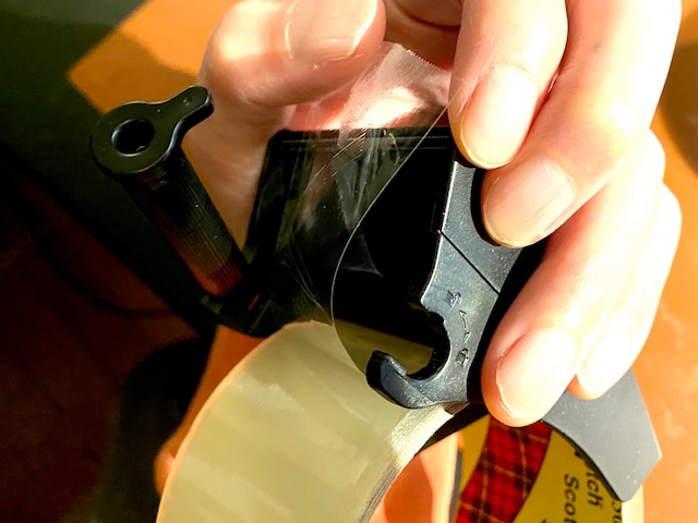 こんなふうにローラー部分が開くので、最初のセッティング時に、テープをローラーとカッターの間に通すのも簡単
