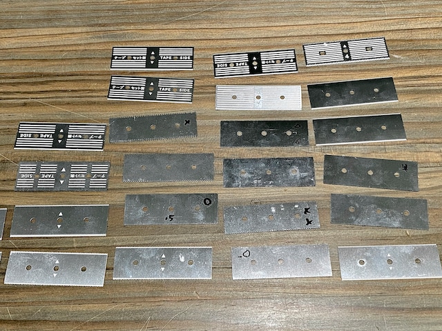 大量の刃の試作品。この何枚もの刃を作ってテストを繰り返す。刃の交換がしやすいように作られているとはいえ、取り換え作業だけでも大変だ。刃は、ミドリの人気商品「エッチングクリップス」の生産技術を応用して作られている