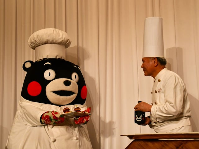 ハンバーガー、おいしそうだモン＝4月27日、福岡市
