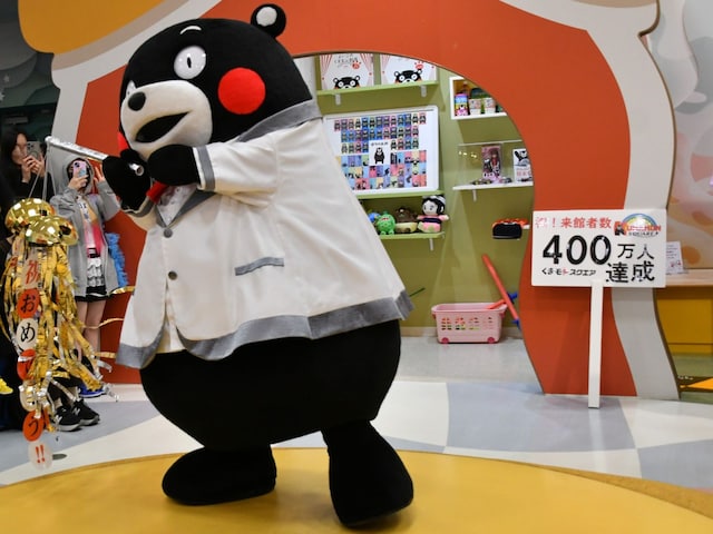 くす玉を割ってお祝い＝4月28日、熊本市