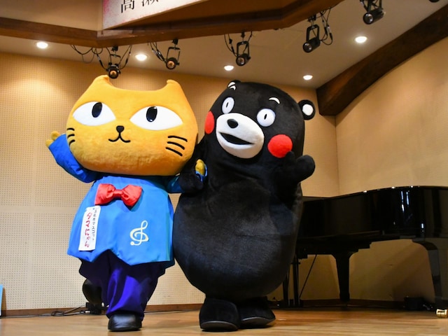 タマにゃんと仲よくステージへ＝4月29日、熊本県玉名市
