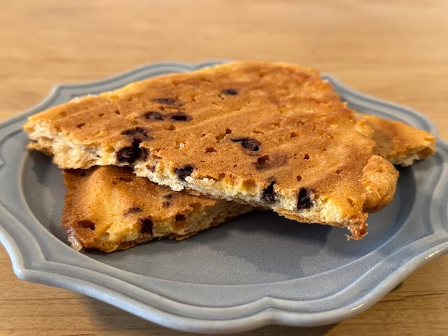 バターの風味豊かな生地にチョコチップの甘みが加わり、より濃厚な味わいに