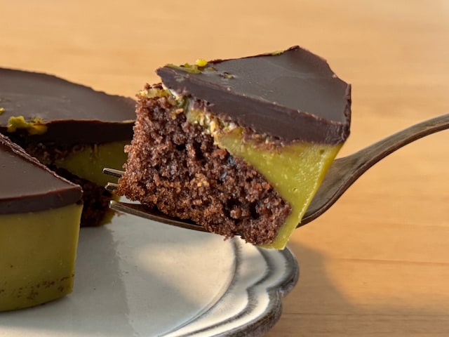 ビターなチョコレートとピスタチオの風味がマッチ
