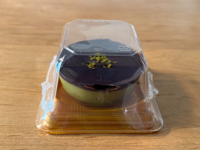 「成城石井自家製 ドバイチョコ風ケーキ」(税込647円)
