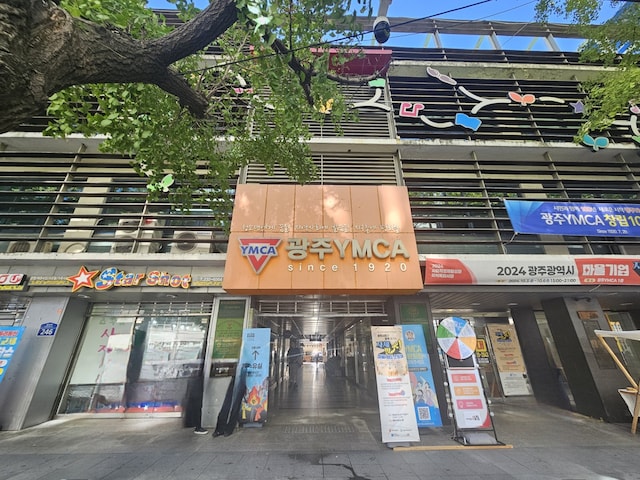 錦南路(クムナムロ)の大通り脇にある光州YMCA。光州の民主化運動では市民軍指導者たちが集まった