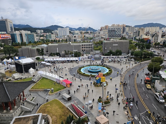 写真奥に見える建物が旧道庁、その手前が民主広場、大きな噴水台と時計台が見える