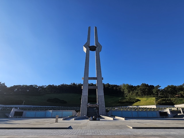 写真は国立5.18民主墓地。光州民主化運動の英霊たちは、望月洞墓地から移され、現在この場所で眠っている