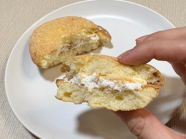 食べた瞬間に爽やかなレモンの風味が! レモンの皮が入っていることでスッキリとした後味に
