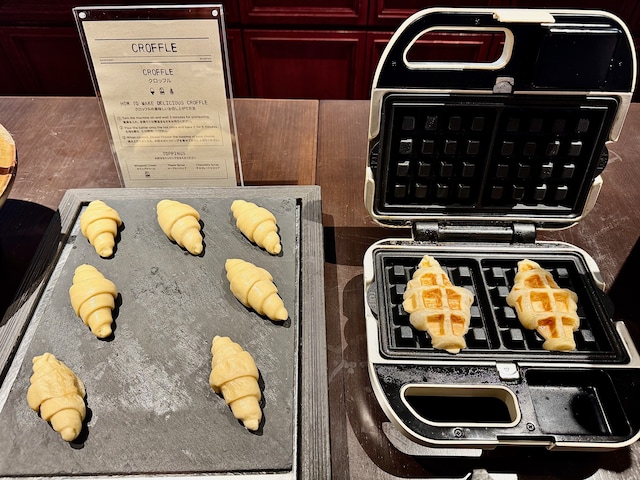 焼きたてを楽しむ、自分で作るクロッフル体験