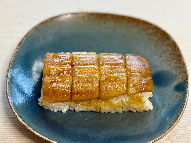 袋から取り出すと、ツヤツヤの穴子寿司が! 惜しみなく酢飯にトッピングされています