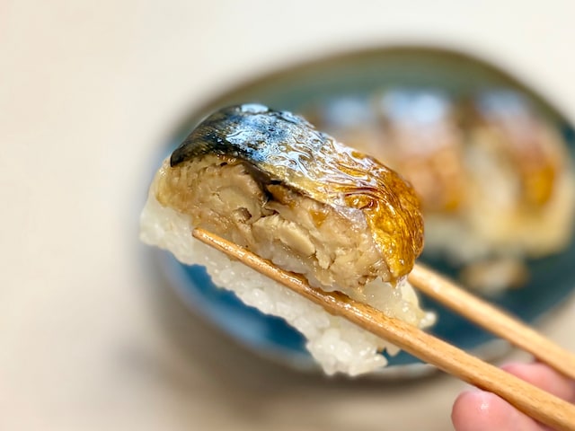 肉厚な焼き鯖は、冷凍とは思えないジューシーで香ばしい風味。酢飯との相性抜群です