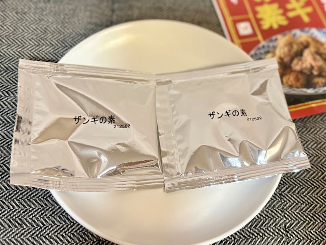 北海道では揚げ物のことをザンギというのだそう。袋を開けると“ザンギの素”が2つ入っています
