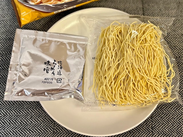 1人前分の麺とスープの素が入っています。北海道産にこだわったラーメンなのだそう