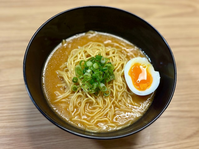 筆者は煮卵と小ネギをトッピングしてみました。みそラーメン好きにはたまらない濃厚なおいしさを堪能できます
